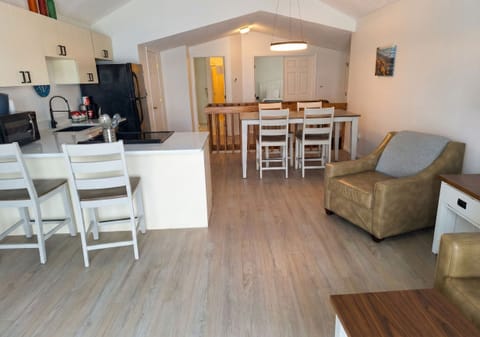 Exclusive Penthouse, 1 Bedroom, Kitchen, Bay View | Soundproofing, iron/ironing board, free WiFi, bed sheets