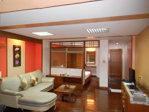 Executive Room | Living area | TV