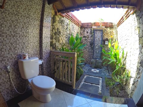 Villa Karang Superior Family Room  | Bathroom shower