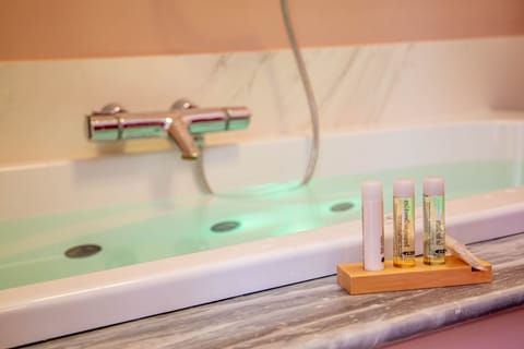 Romantic Room | Bathroom