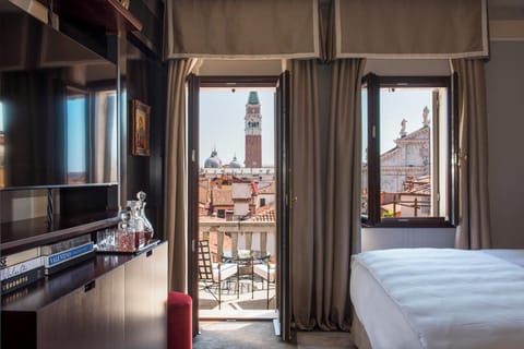 Junior Suite, 1 King Bed, Pool Access, City View | City view