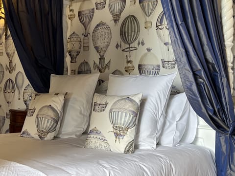 Signature Room, 1 Queen Bed, Private Pool, Park View | Premium bedding, down comforters, individually decorated, desk