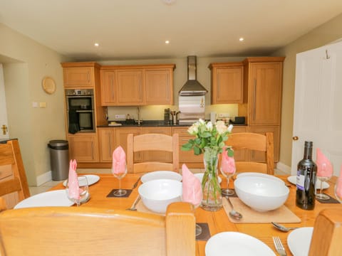 Cottage | Private kitchen | Fridge, dishwasher, electric kettle, toaster