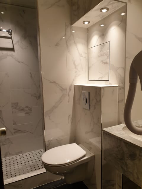 Classic Triple Room | Bathroom | Free toiletries, hair dryer, towels, soap