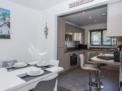 Cottage | Private kitchen | Fridge, dishwasher, electric kettle, toaster