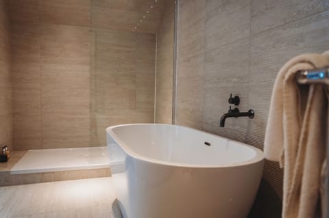 Deluxe Balcony View, Ensuite | Bathroom | Hair dryer, towels