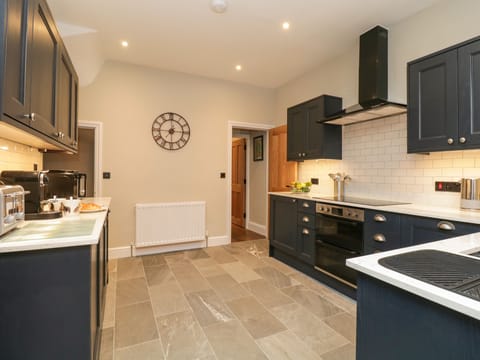 Cottage | Private kitchen | Fridge, dishwasher, electric kettle, toaster