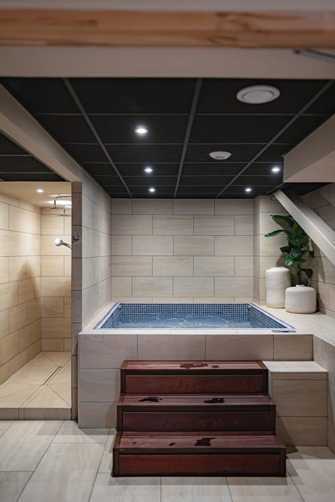 Body treatments, facials, 2 treatment rooms, massages