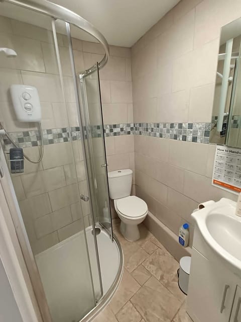 Cottage | Bathroom | Shower, hair dryer