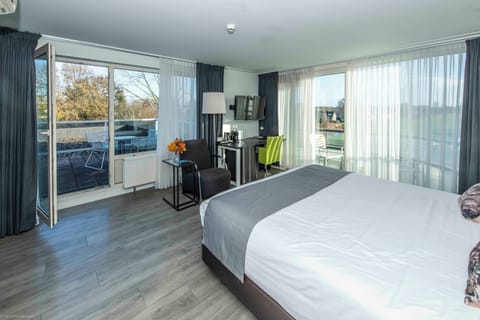 Junior Suite | Minibar, in-room safe, desk, iron/ironing board