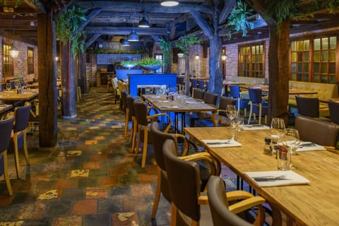 2 restaurants, dinner served, French cuisine