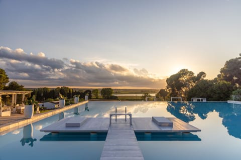 2 outdoor pools