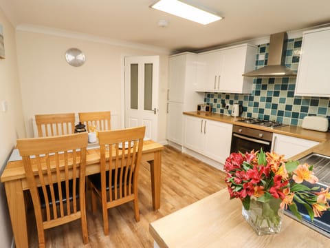 Cottage | Private kitchen | Fridge, dishwasher, electric kettle, toaster