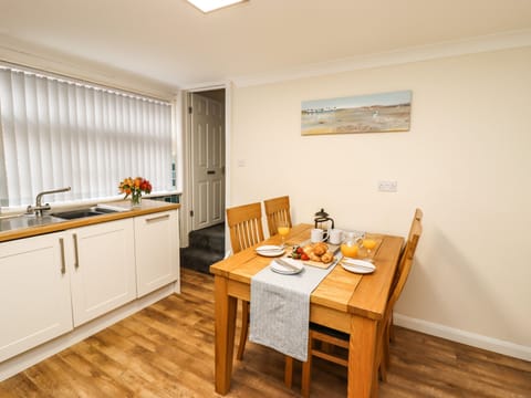 Cottage | Private kitchen | Fridge, dishwasher, electric kettle, toaster