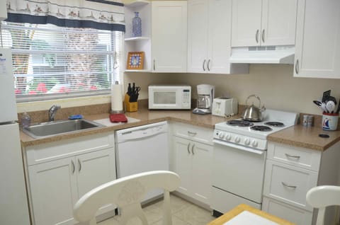 Studio Queen | Private kitchen | Fridge, microwave, oven, stovetop