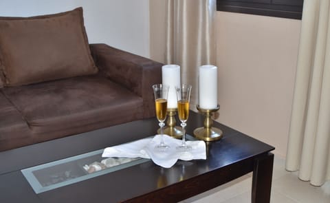 Master Apartment with Pool View | Desk, blackout drapes, free WiFi, bed sheets