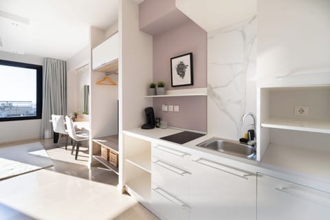 Exclusive Studio Suite, 1 Queen Bed, Sea View | Private kitchenette