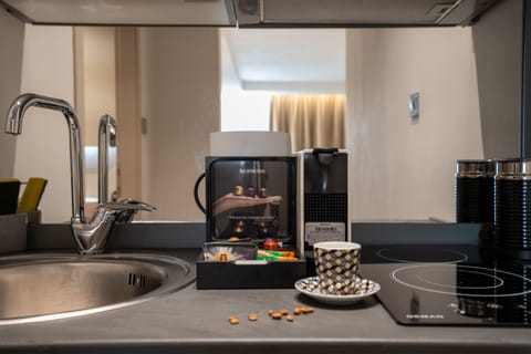 Exclusive Studio Suite, 1 Queen Bed, Hot Tub, Mezzanine | Private kitchenette