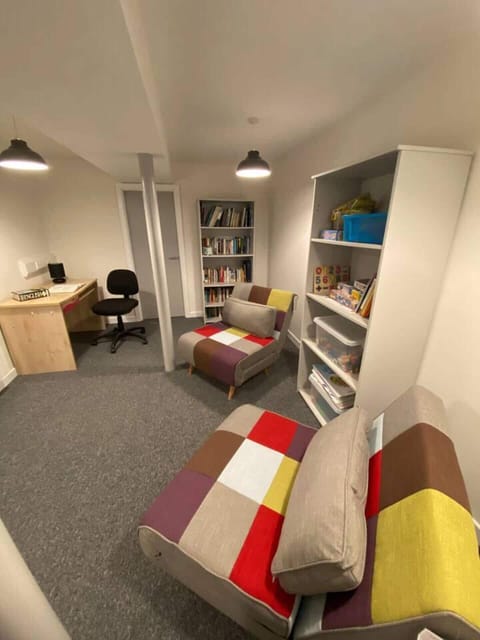 House | 3 bedrooms, iron/ironing board, travel crib, free WiFi