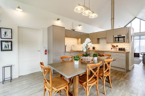 Cottage | Private kitchen | Fridge, dishwasher, electric kettle, toaster