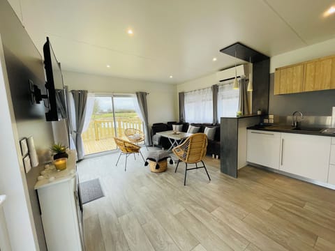 Lodge confort | Private kitchen | Cleaning supplies, dining tables