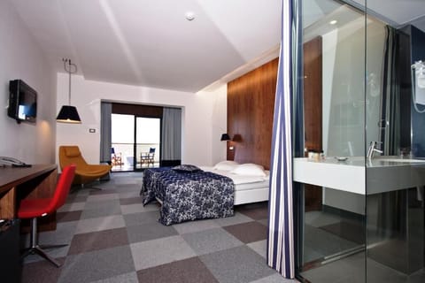 Superior Double or Twin Room, Sea View | Minibar, in-room safe, desk, free WiFi