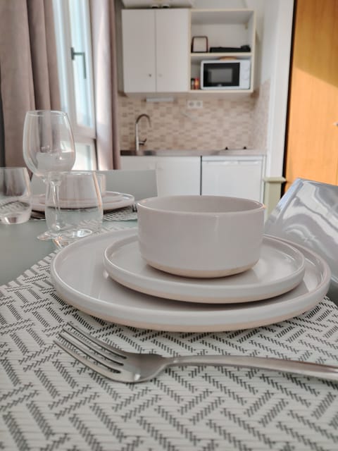 Queen Studio | Private kitchen | Shared fridge, microwave