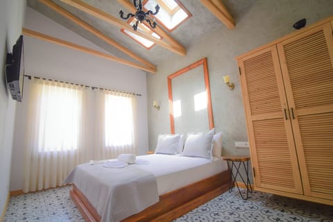 Deluxe Room, 1 Double Bed | Egyptian cotton sheets, premium bedding, minibar, in-room safe