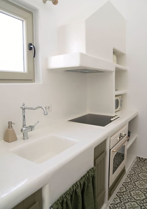 Suite, Private Pool | Private kitchen | Microwave, stovetop, electric kettle, toaster