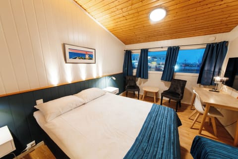 Standard Triple Room | Desk, laptop workspace, blackout drapes, soundproofing