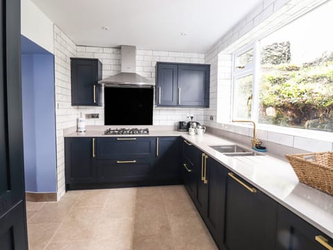 Cottage | Private kitchen | Fridge, dishwasher, electric kettle, toaster