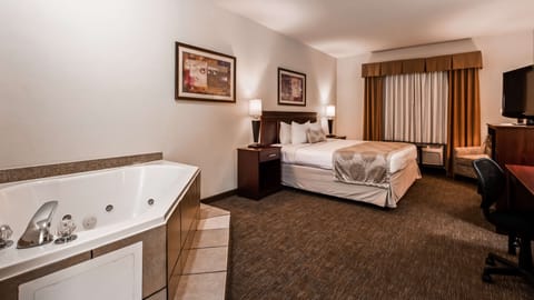 Egyptian cotton sheets, premium bedding, in-room safe, desk