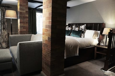 Cinema Signature Suite | Desk, blackout drapes, iron/ironing board, free WiFi