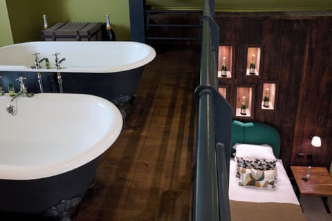 Signature Suite | Bathroom | Separate tub and shower, free toiletries, hair dryer, towels
