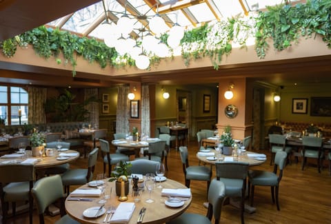 Breakfast, lunch, dinner served; French cuisine 