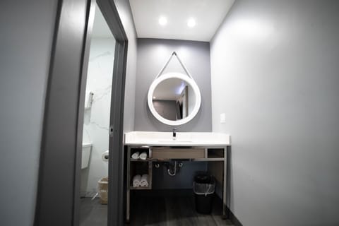 Standard Room | Bathroom | Shower, hair dryer, towels