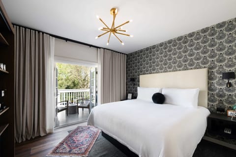 Deluxe Room, 1 King Bed, Courtyard View (Plaza Deluxe King) | In-room safe, iron/ironing board, free WiFi, bed sheets