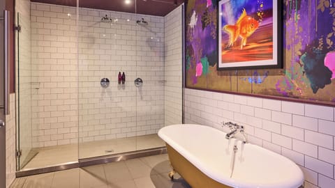 Suite | Bathroom | Free toiletries, hair dryer, towels, soap