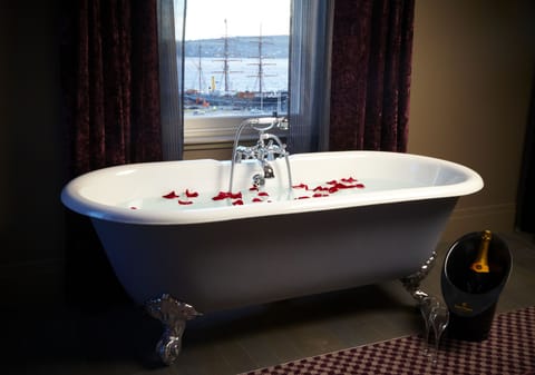 Junior Suite | Bathroom | Free toiletries, hair dryer, towels, soap