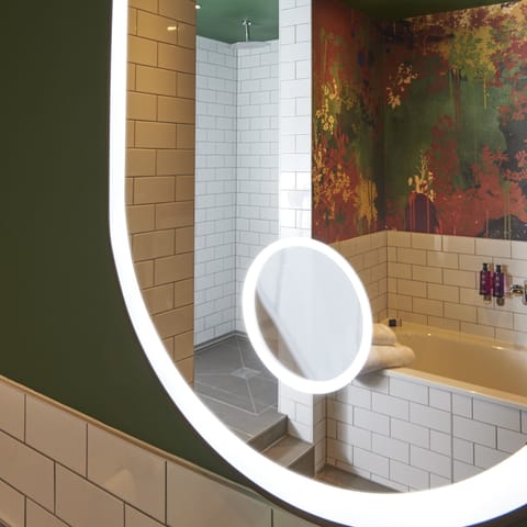 Signature Suite | Bathroom | Free toiletries, hair dryer, towels, soap