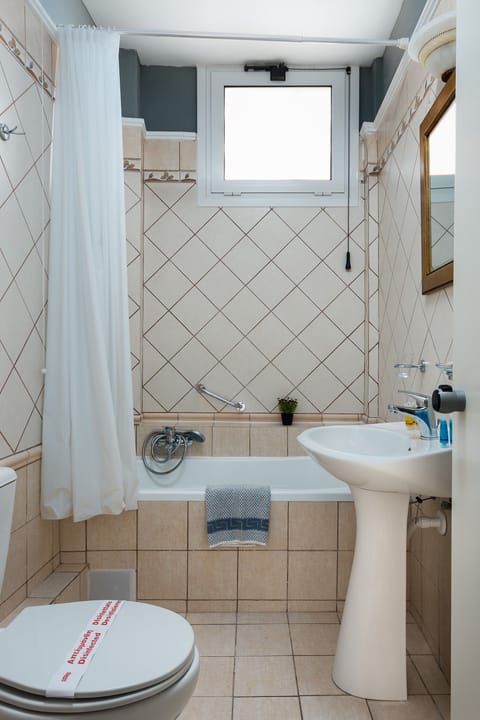 Standard Single Room | Bathroom | Combined shower/tub, free toiletries, hair dryer, towels