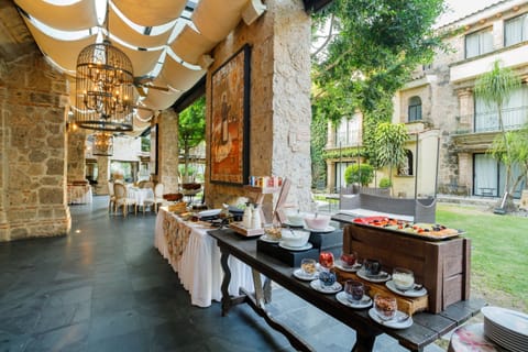 Buffet breakfast for a fee on weekends