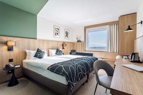 Superior Double or Twin Room | In-room safe, desk, laptop workspace, blackout drapes