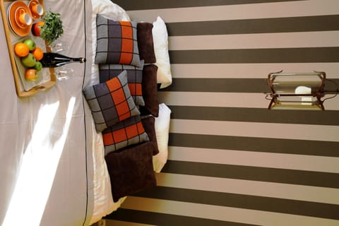 Desk, soundproofing, free WiFi