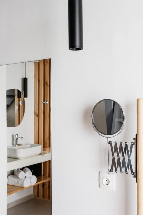 Shower, hair dryer, towels, shampoo