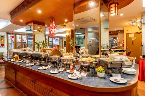 Daily cooked-to-order breakfast for a fee