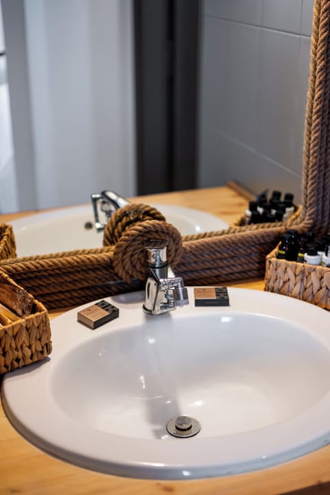 Junior Suite | Bathroom | Free toiletries, hair dryer, bathrobes, slippers