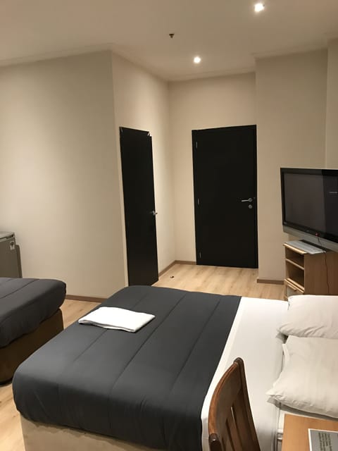 Quadruple Room | Premium bedding, desk, soundproofing, free WiFi