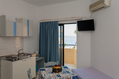 Studio | Minibar, in-room safe, iron/ironing board, free cribs/infant beds