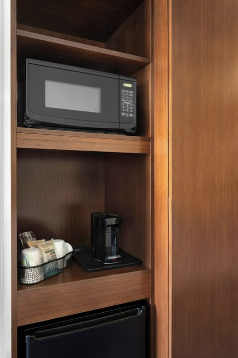 Premium bedding, desk, iron/ironing board, free WiFi